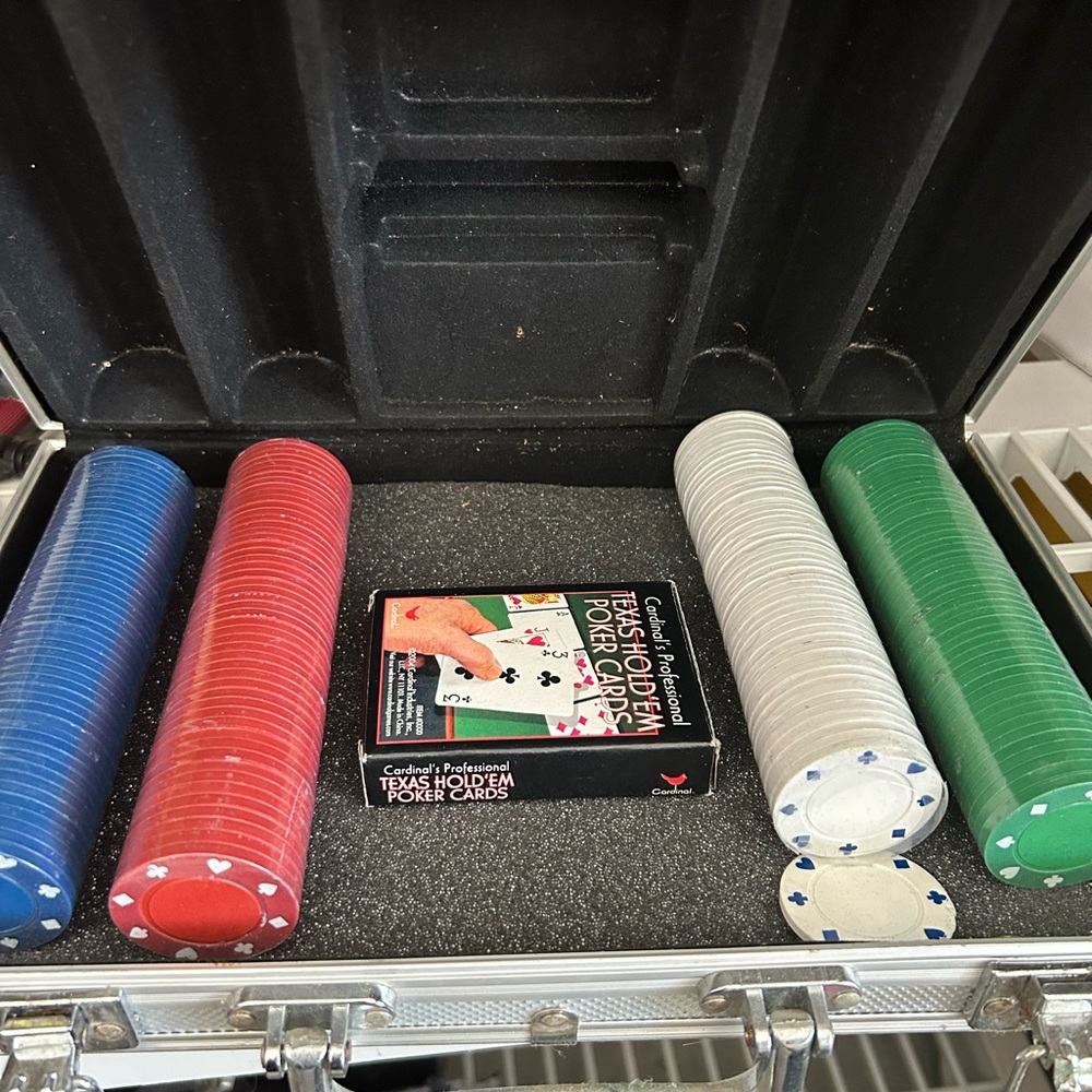 Poker Chip Set Texas Hold'em Cards With Aluminum Case 200 chips Cardinal